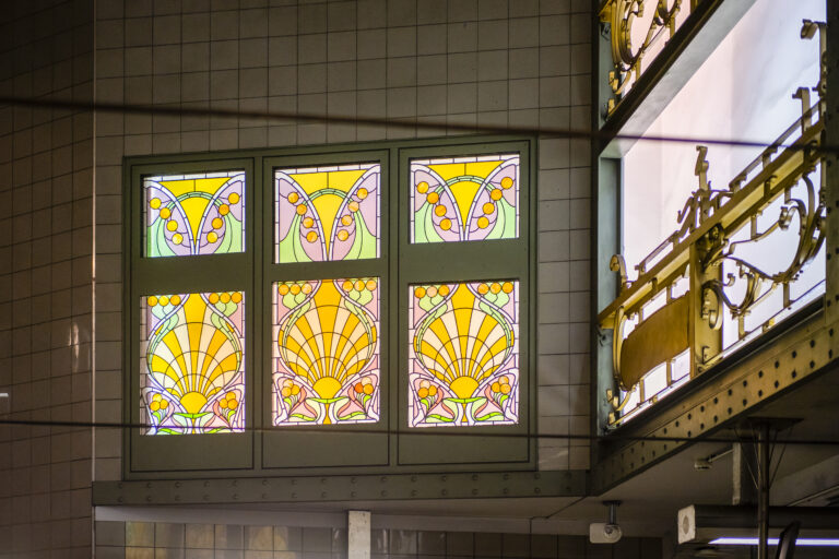 Station Horta: vitraux et œuvres d'art en fer forgé des principaux bâtiments de la station Horta. Image: STIB-MIVB