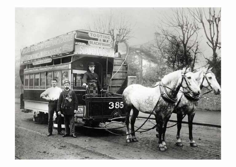 Tramway tiré par des chevaux, Londres aux alentours de 1890. Tous droits réservés à TFL, collection du London Transport Museum