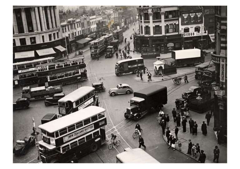 Traffic at Elephant and Castle in 1935. Copyright TfL, London Transport Museum collection.