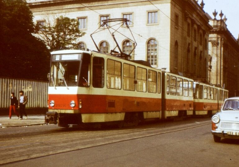 Этот трамвай был изготовлен в 1983 году и был частью Kombinat Berliner Verkehrsbetriebe — компании, занимавшейся пассажирскими перевозками в Восточном Берлине.