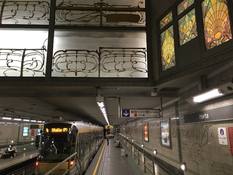Stazione di Horta: vetrate colorate e dettagli in ferro battuto tipici dei più importanti edifici di Horta. Immagine: STIB-MIVB