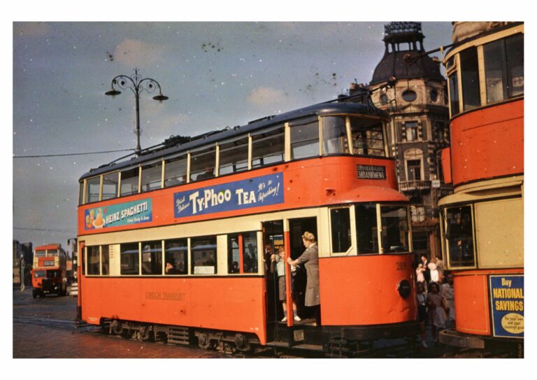 Schaffnerin in der Feltham-Tram der früheren Metropolitan Electric Tramway (MET) in Elephant and Castle, Süd-London, 1950. Bilder: Copyright TfL, London Transport Museum Collection.